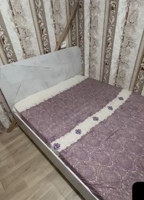 Продам спальный гарнитур в мраморном стиле