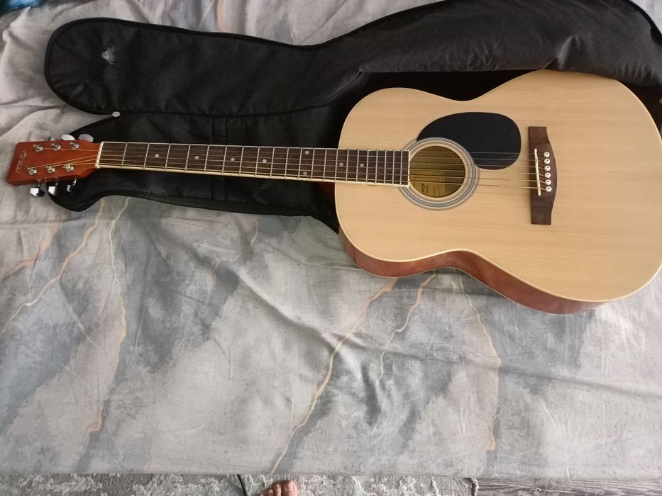 Продам гитару с чехлом