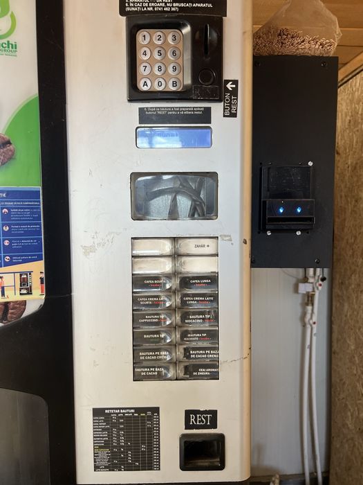 Automat cafea si vitrina frigorifica sucuri