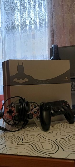 PlayStation 4 с два джойстика и 15 игри