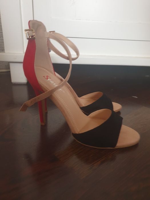 Sandale noi, cu eticheta