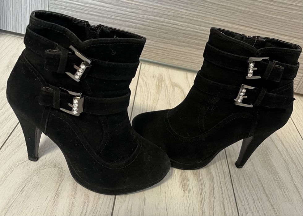 Botine cu model catarame metalice și strasuri