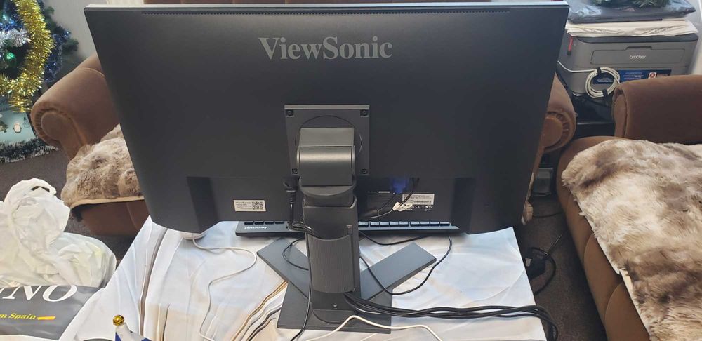 Компютърен монитор ViewSonic 27", Full HD 1920X1080p, вградени стерео високоговорители.