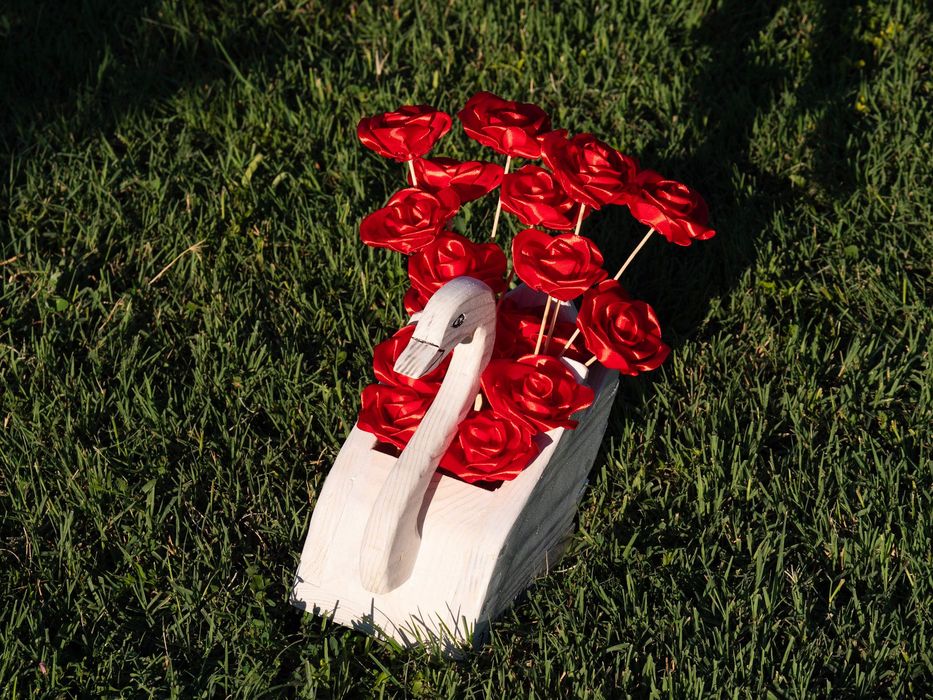 Декорация „Лебед с червени рози“ – ръчна изработка