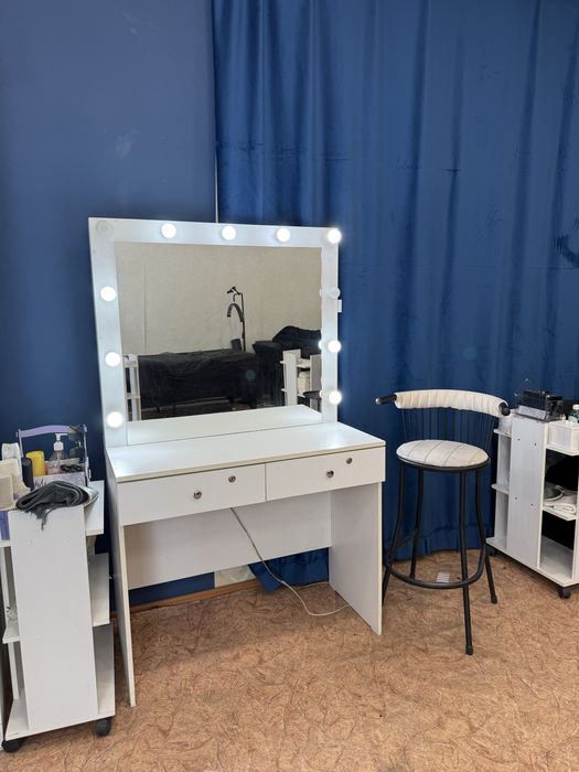 Продам столик для макияжа со стульчиком