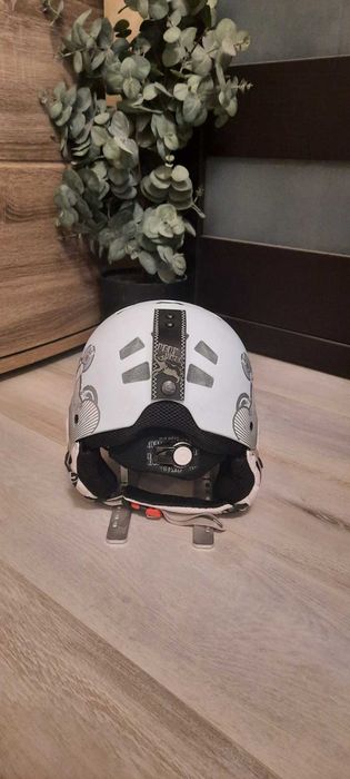 НОВА професионална детска сноуборд каска