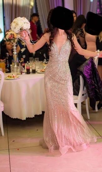 Продавам дълга официална рокля