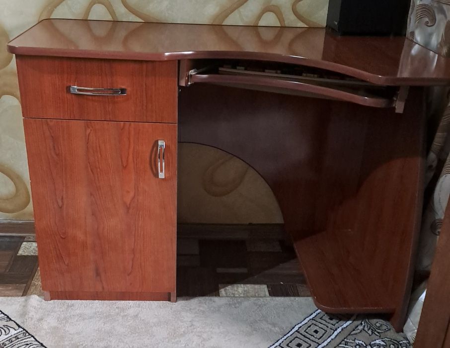 Продаётся письменный стол