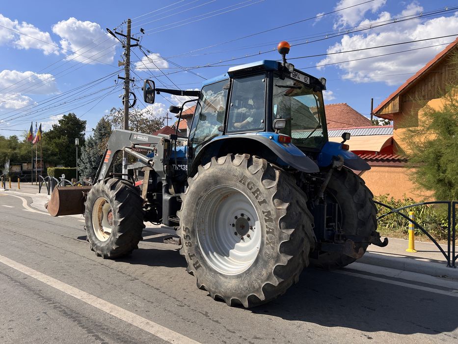 Tractor New Holland TM 135 cu încărcător