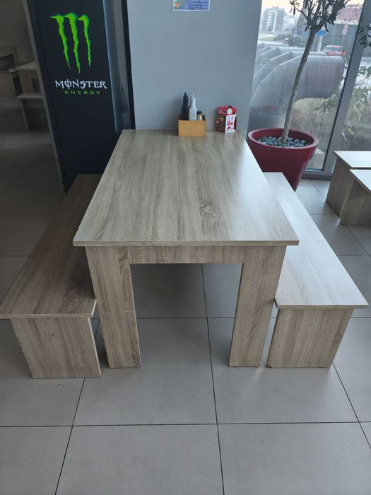 Дървена маса с две пейки