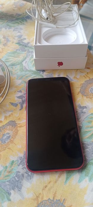 iPhone 11 64GB red