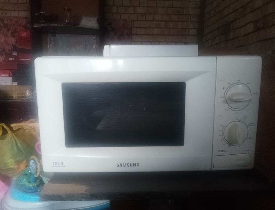 Продаются три микроволновки одна Деу  и два Самсунга