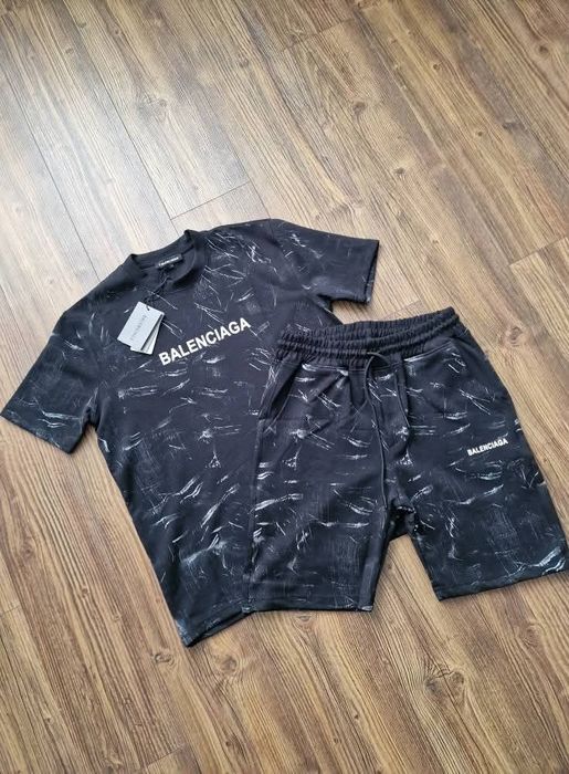 Мъжки екип BALENCIAGA  размер S 

Най-висок клас материя и

изработк