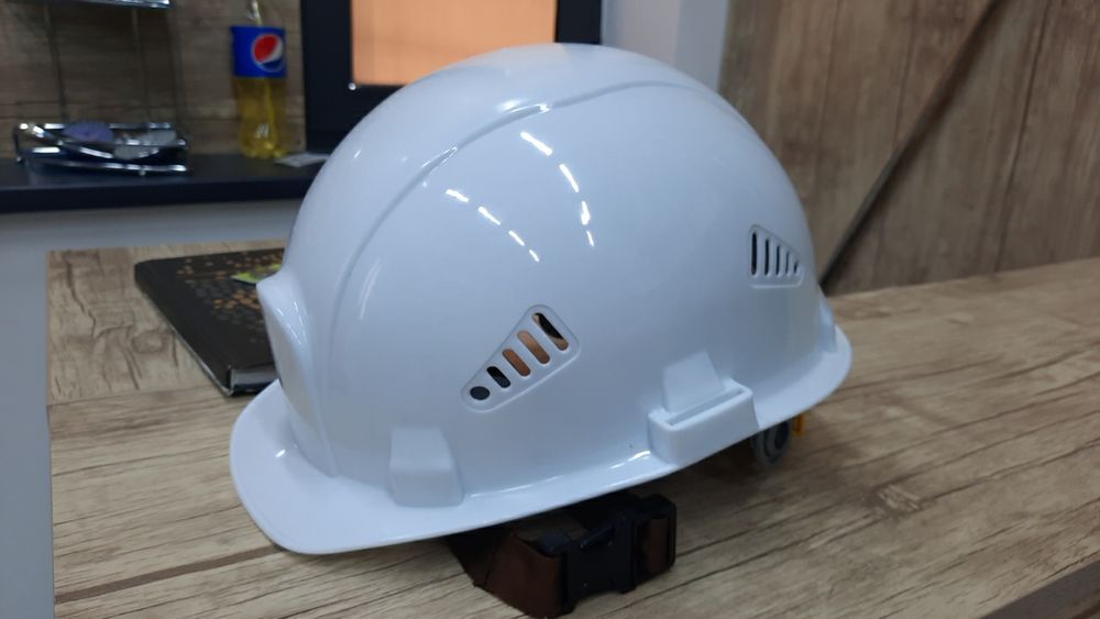 КАСКА защитная с увеличенным полем зрения Model: A2 290 gr