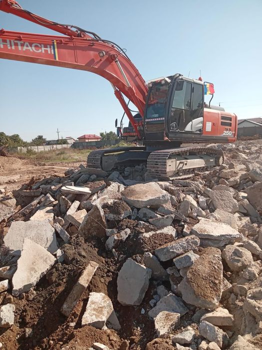 Inchriem excavator cu operator