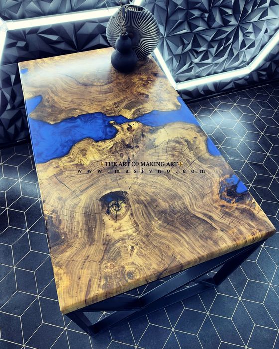 Маса от дърво и смола