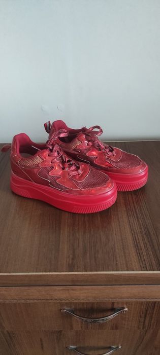 Кроссовка сотилади