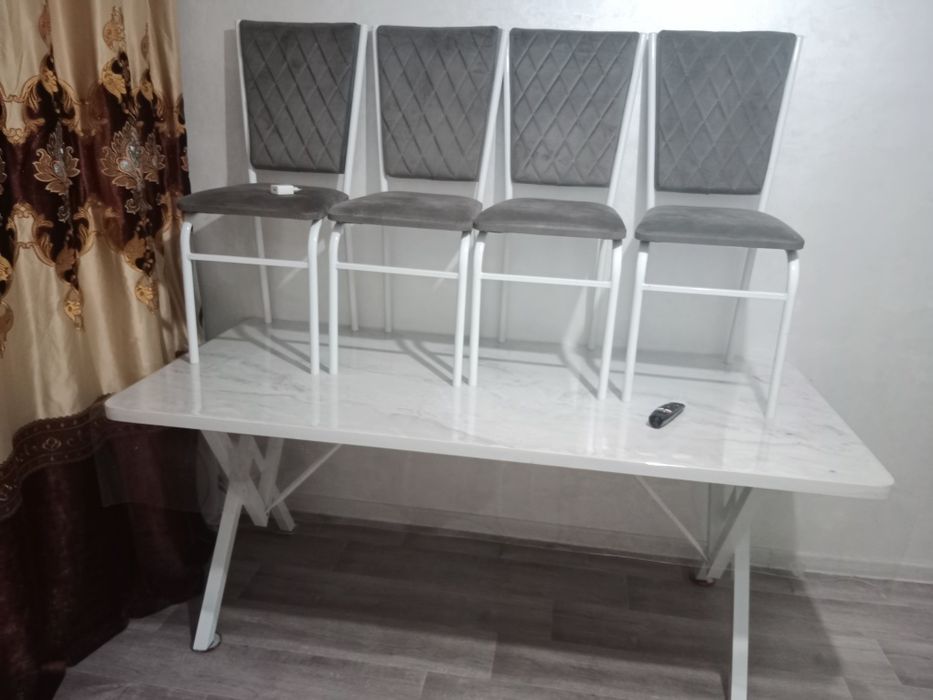 Стол и стуля для зала и кухний