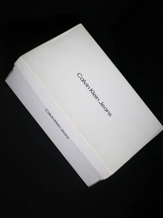 Calvin Klein sneakers trainers, Noi, Marime 43

Trimit si in tara cu deschidere colet.
