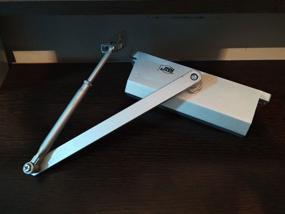 Продам дверной доводчик