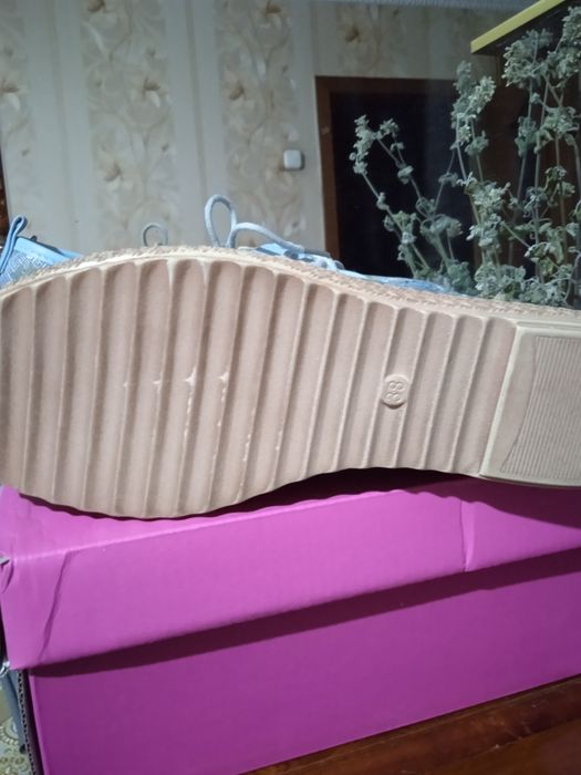 Кроссовки женские новые