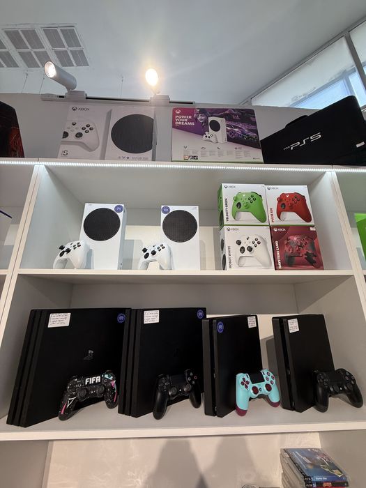 Playstation 4 + 400игр в отличном состояние