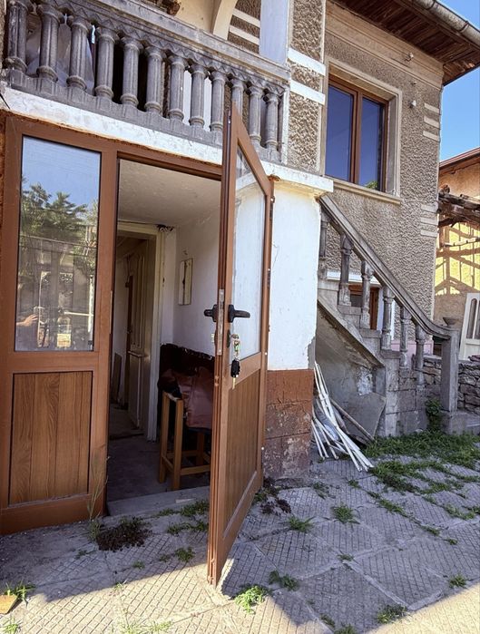 Къща с ремонтиран покрив