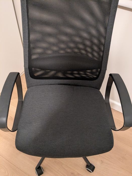 Vând scaun birou rotativ Markus Ikea