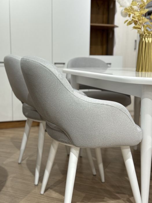 Стол и 6 стула для вашего кухни и для гостиной