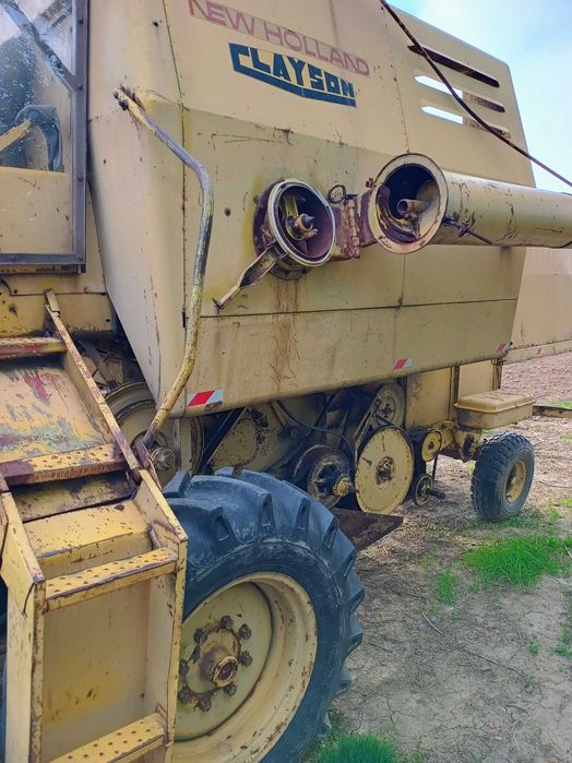 Combina New Holland M122, cu masa de 3 metri pret 2000 euro, zero șapte șase unu, trei doi noua, paru 21