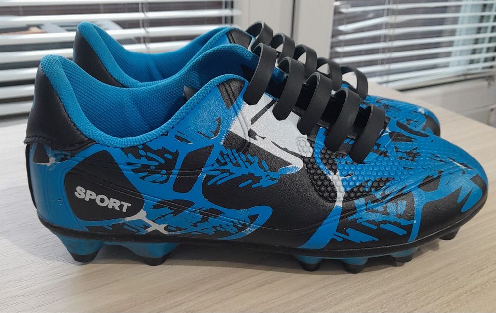 Маратонки за футбол и Скичърс