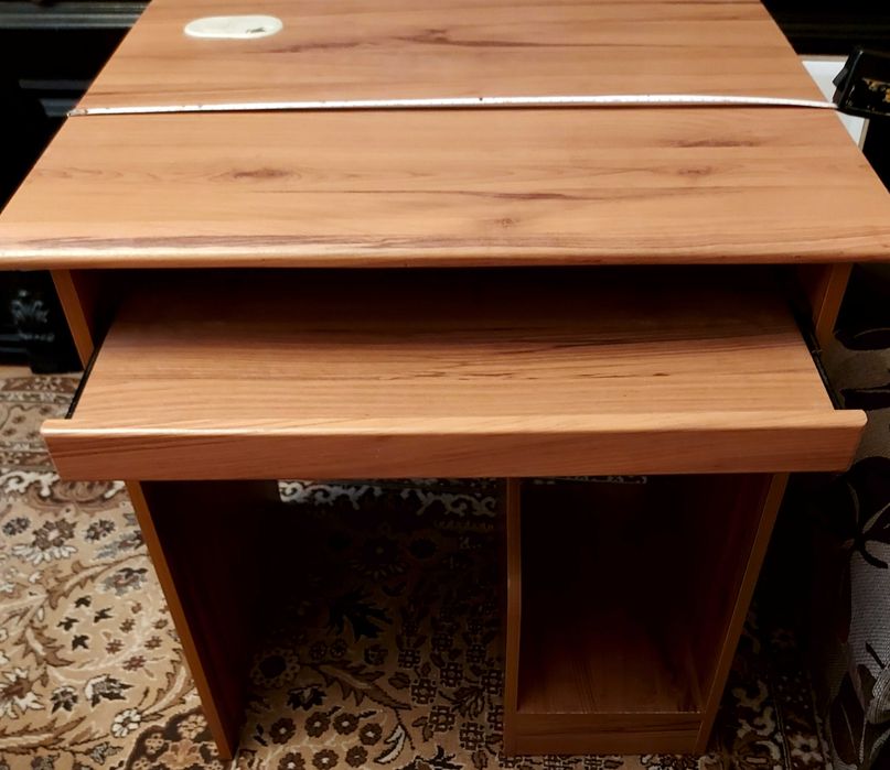 Продавам бюро за компютър