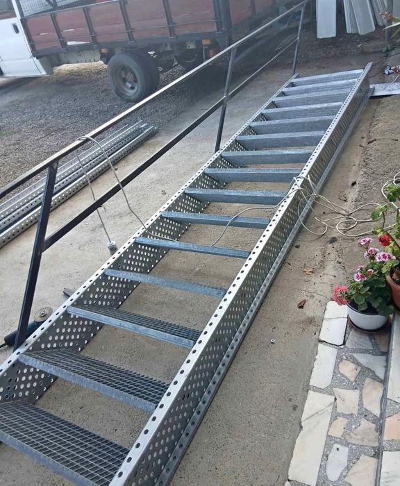 Scări metalice zincate 10 trp 80x27