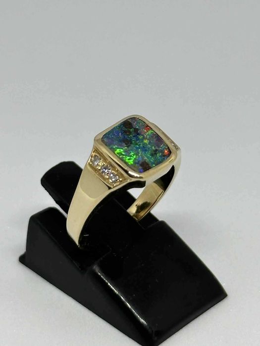 Златен пръстен с опал и диаманти - 4.31гр.