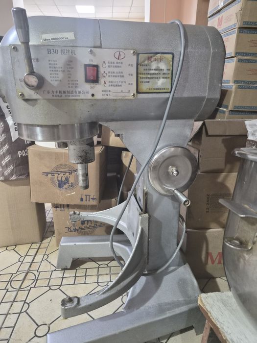 Продам Миксер  б/у промышленный 30л