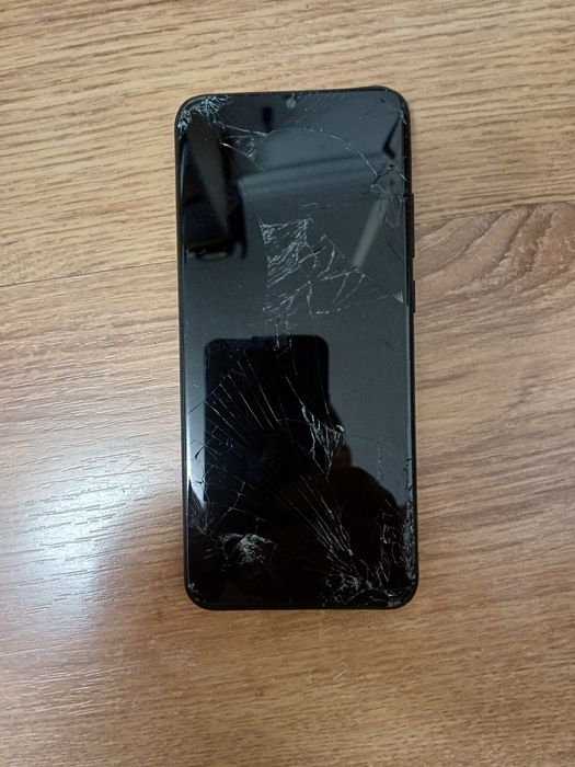 Samsung Galaxy A02S cu displayul spart. Vibreaza, se vad dungi