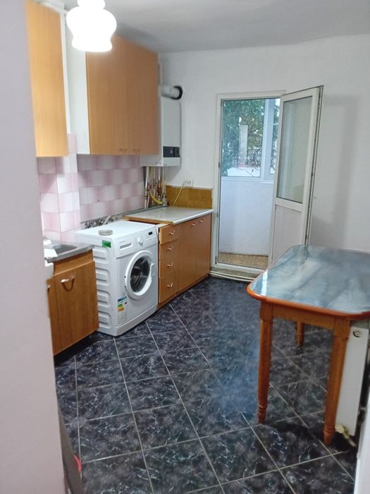 Dau în chirie apartament 3 camere