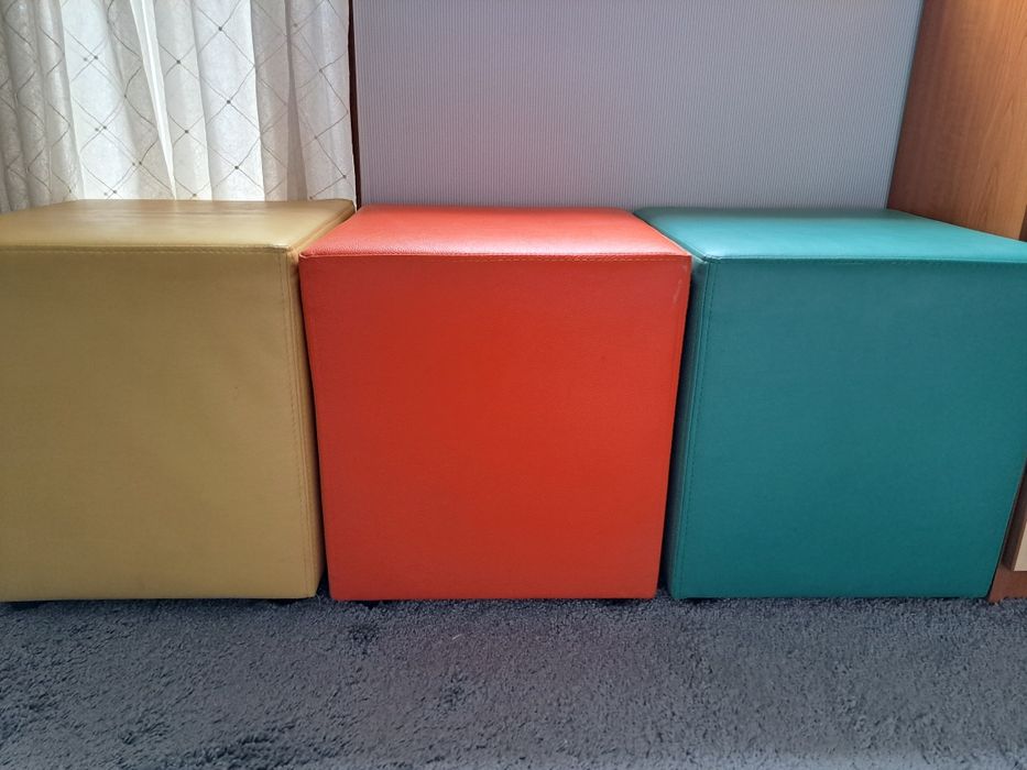 Продавам цветни  табуретки