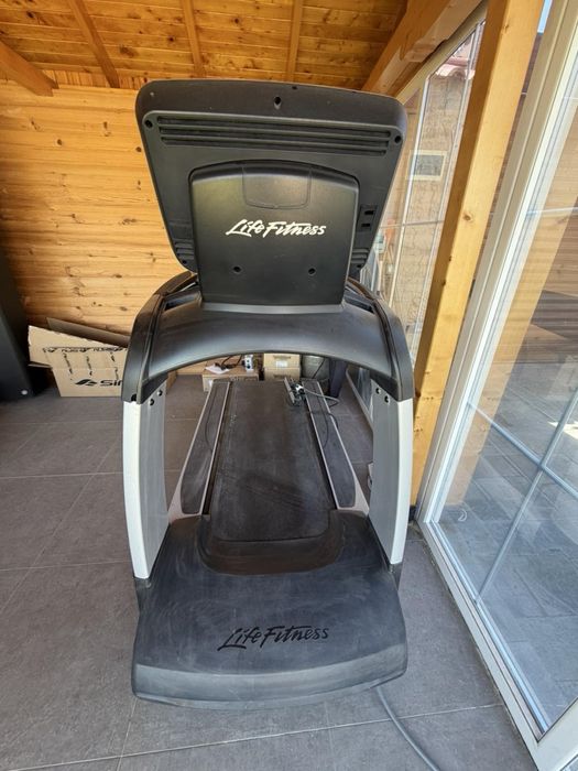 Продавам професионална бягаща пътека Life Fitness – втора употреба
