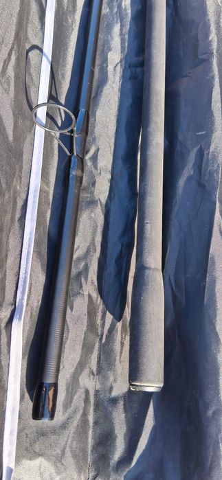 Vând set 3 lansete crap Avid 3,96 m  și 3 mulinete  Avid  Carp Revolve