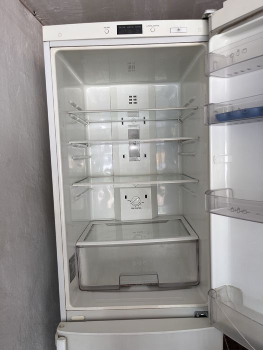 Продам Холодильник LG