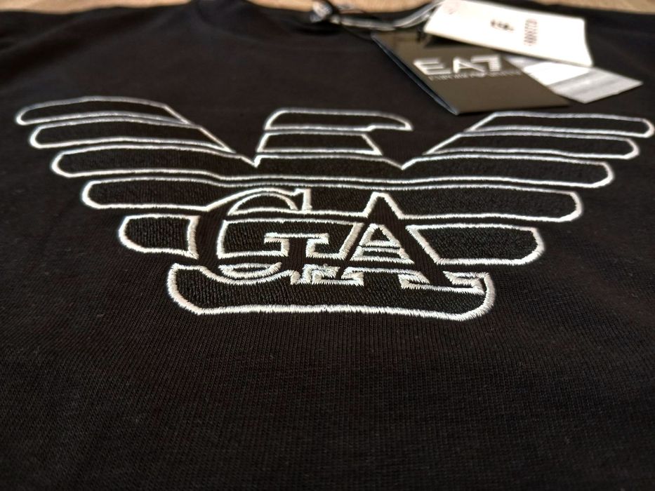 Emporio Armani тениски в черен вариант - ТОП модел за сезона ! ! !