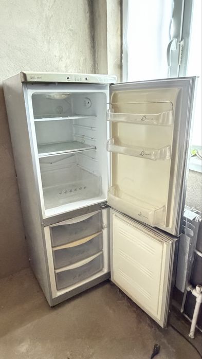 Холодильник двух камерный