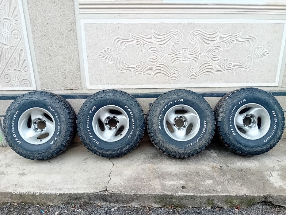 Vând cauciucuri 32x11,50x15