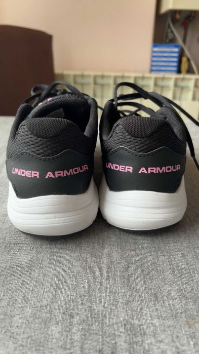 Vând adidasi damă Under Armour