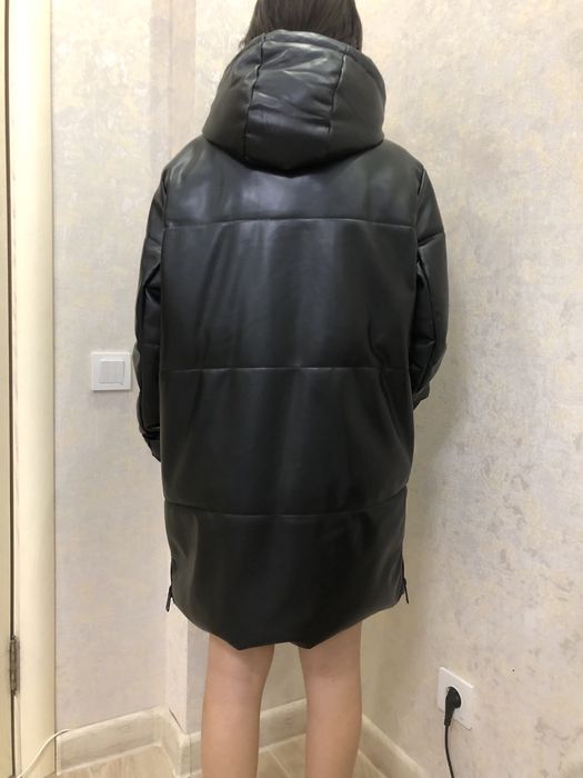 Пуховик из премиум экокожи Zara