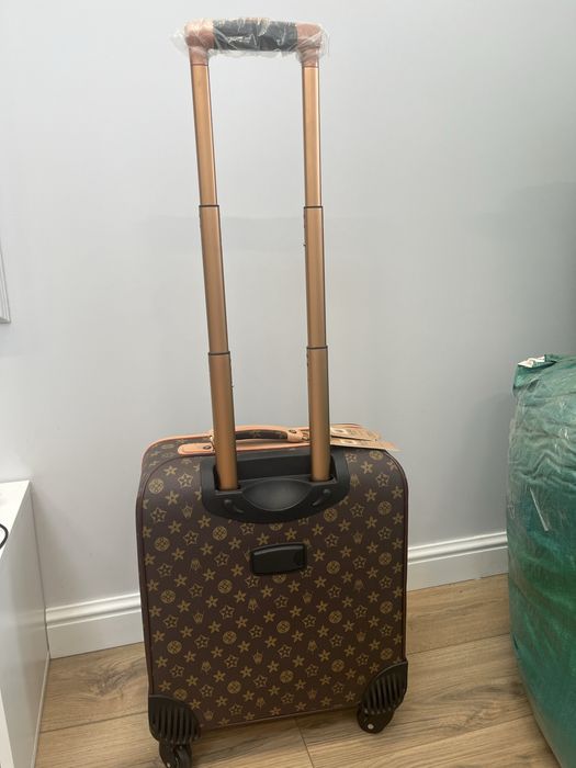 Подам чемодан ручная кладь компактная