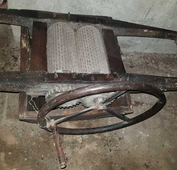 Zdrobitor pentru struguri cu cos din lemn rustic