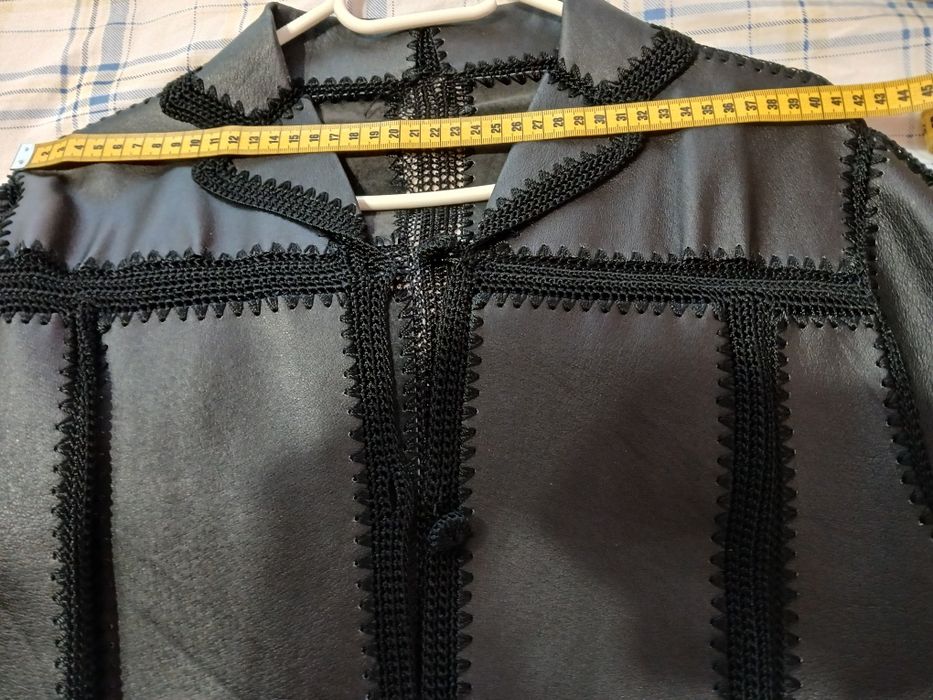 Haina din piele naturală  foarte frumoasă