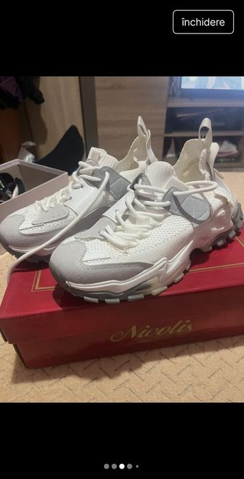 Adidași ușori albi